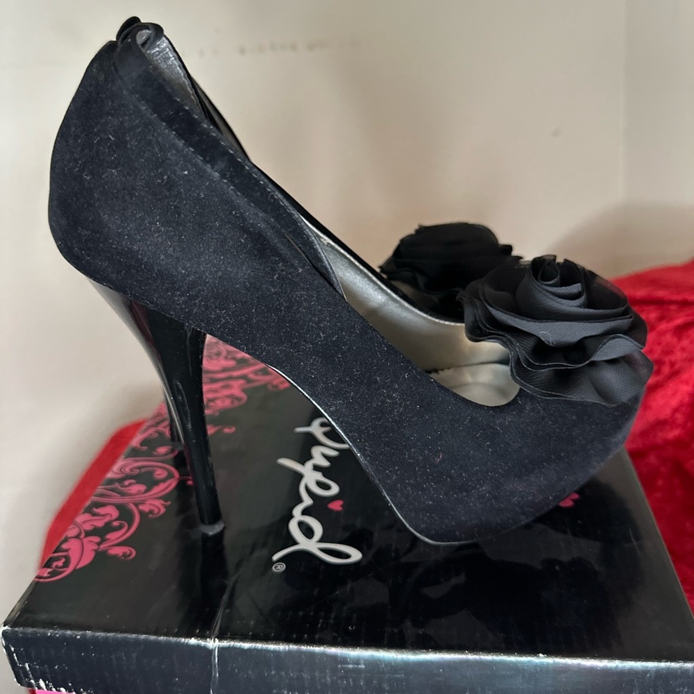 QUPID Black Velvet size 9 Super Sexy 5 inch heels with a beautiful flower - Picture 2 of 13